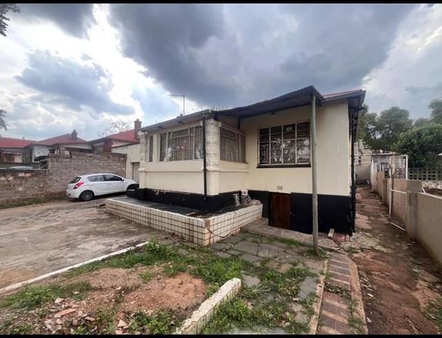 7 BEDROOM HOUSE FOR SALE IN BEZUIDENHOUT VALLEY